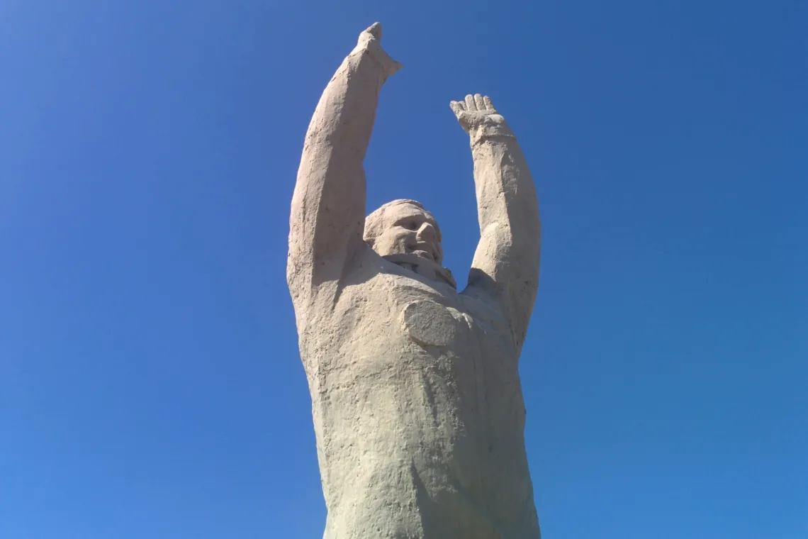 Visit Baikonur Cosmodrome - Gagarin-Statue