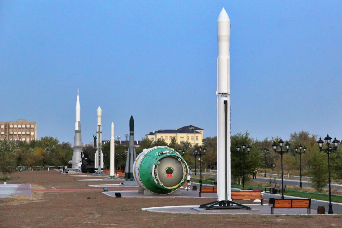 Visit Baikonur Cosmodrome - Raketenallee entlang der Abaystraße in der Stadt Baikonur